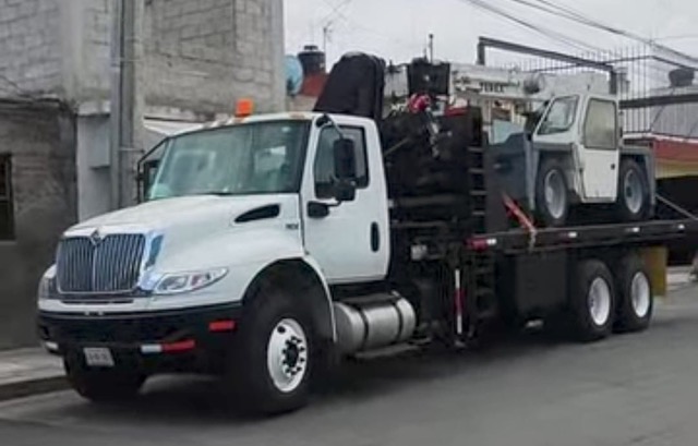 Camión International con brazo articulado HIAB de 3 toneladas