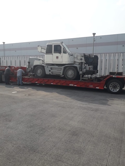 Grúa Komatsu LM-100 tipo escarabajo de 10 toneladas