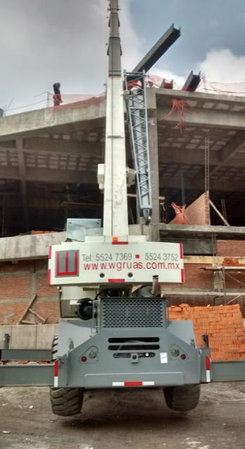 Grúa Terex RT230 durante revisión de maniobra