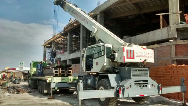 Grúa Terex RT450 todo terreno de 50 toneladas